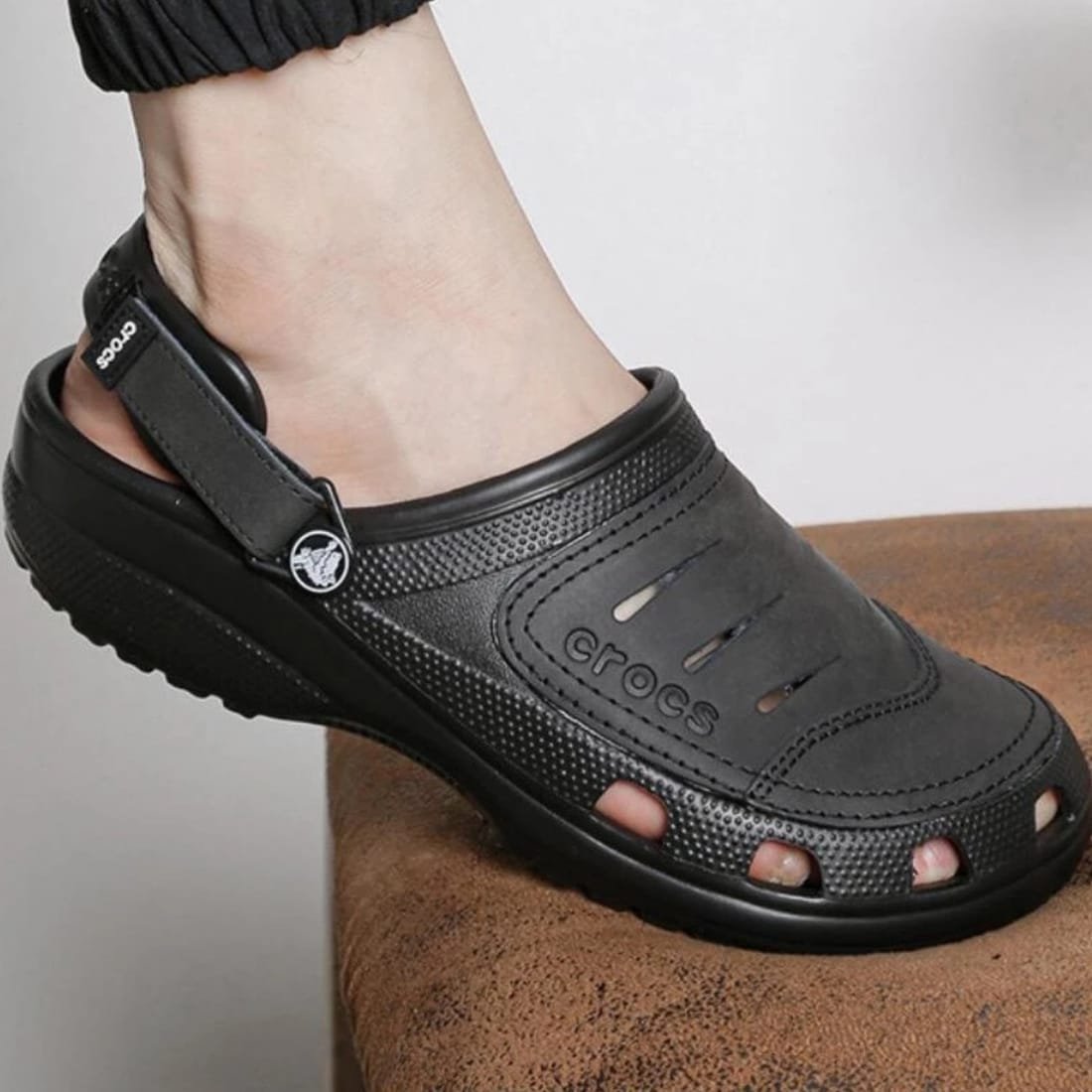 Crocs Yukon Clog Black - Image 2